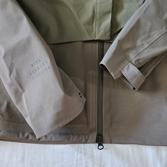 Nike Storm Fit Run Division Hooded Jacket Olive DV1247-222 Women's Size Large - Picture 3 of 12